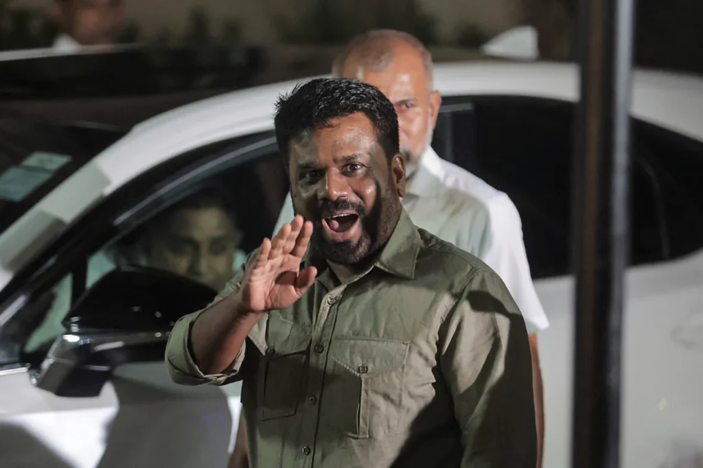 1. জয়ী হওয়ার পর নির্বাচন কমিশনের অফিস থেকে বের হয়ে আসছেন দিশানায়েকে। ছবি এএফপি copy