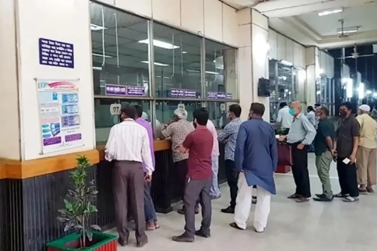 কয়েকটি ব্যাংকে নগদ টাকা উত্তোলনে ভোগান্তি 6 Bank