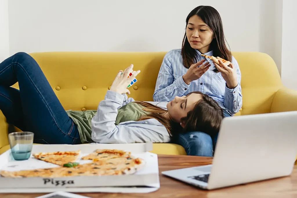 যে খাবারে স্বস্তি মেলে 9 best friends relaxing having pizza
