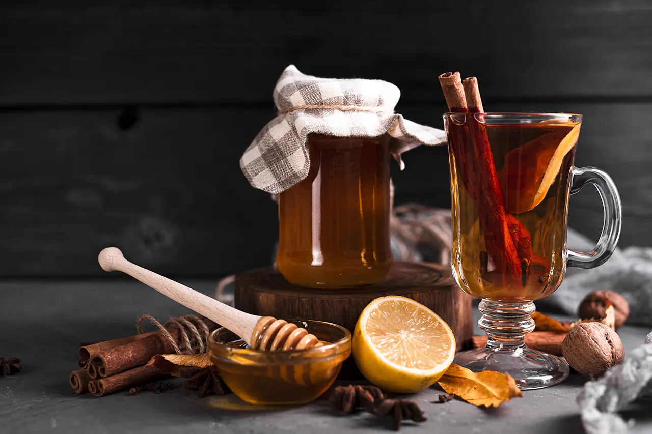 মধুর জাদুকরী কিছু গুণ 7 tea with honey black background