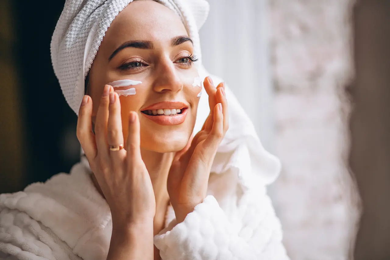 ত্বক ভালো রাখার সবচেয়ে সহজ উপায় 7 woman applying face cream
