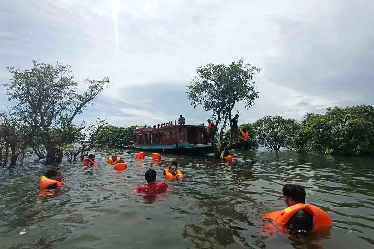 স্বচ্ছ পানির বুকে হাওর বিলাস 8 হাওড়ে জলকেলি