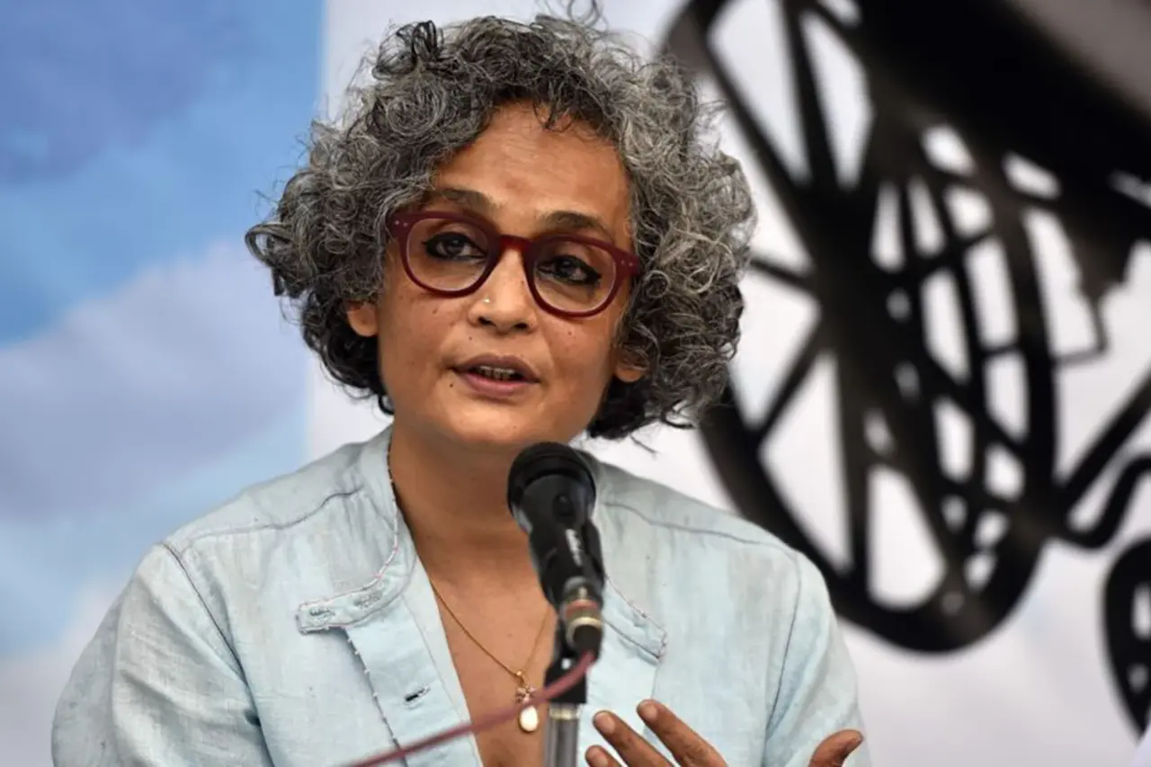 কথায় কথায় অরুন্ধতী রায় (১ম পর্ব) 6 হাই অন বুক