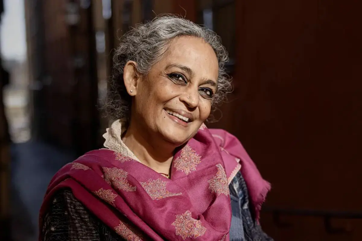 কথায় কথায় অরুন্ধতী রায় (২য় পর্ব) 6 অরুন্ধতী রায়, চিত্রগ্রাহক: ম্যাগনুস ওয়েনম্যান