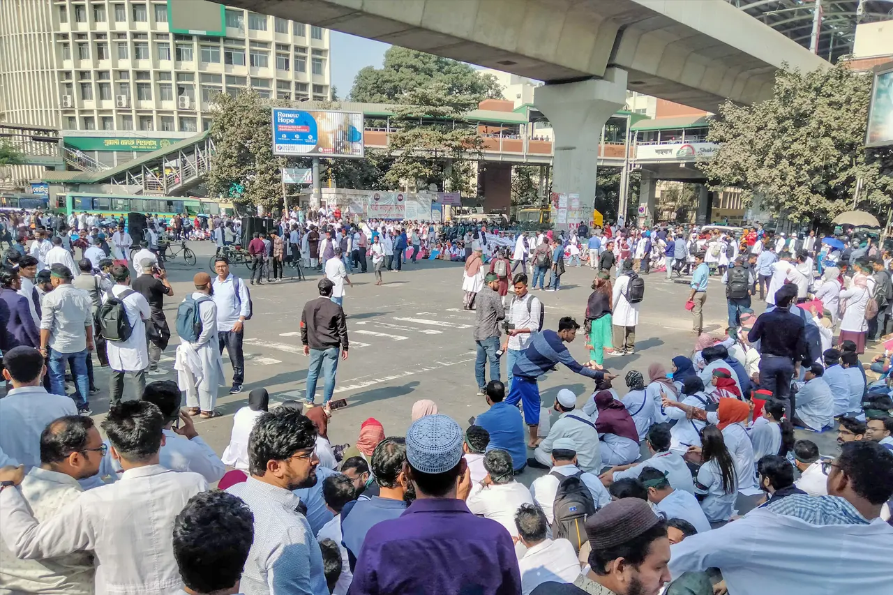 শাহবাগ ছাড়লেন আন্দোলনরত ট্রেইনি চিকিৎসকরা 6 Doctors