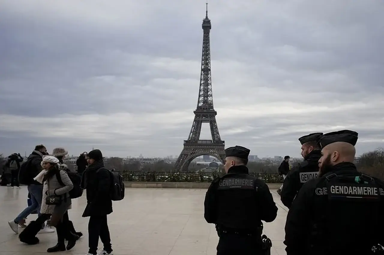 ৭৮ বছর পর আইফেল টাওয়ারে ফের আগুন 6 Paris