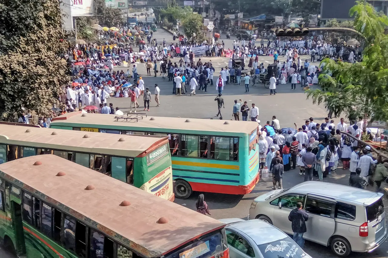 শাহবাগ ছাড়লেন আন্দোলনরত ট্রেইনি চিকিৎসকরা 7 ট্রেইনি চিকিৎসক