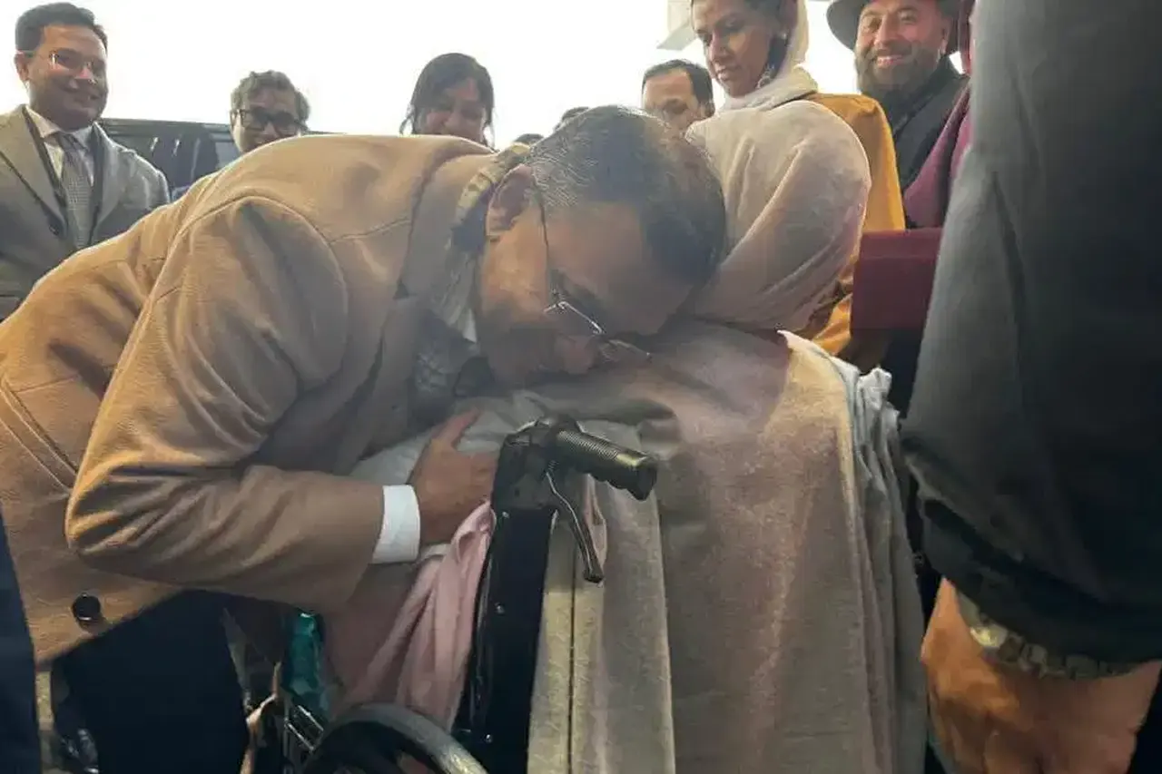 নিজে গাড়ি চালিয়ে মাকে হাসপাতালে নিলেন তারেক রহমান 6 khaleda
