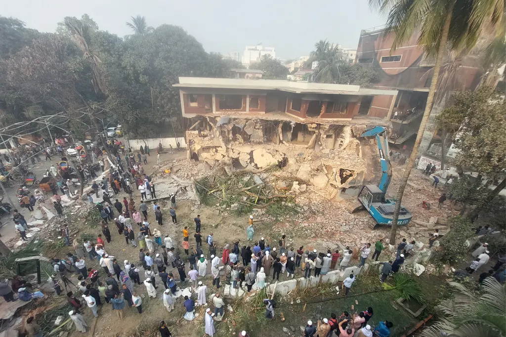 বুলডোজার দিয়ে ভাঙা হলো ৩২ নম্বরের বাড়ি, সুধাসদনে আগুন 6 dhanmondi32 hello bangladesh