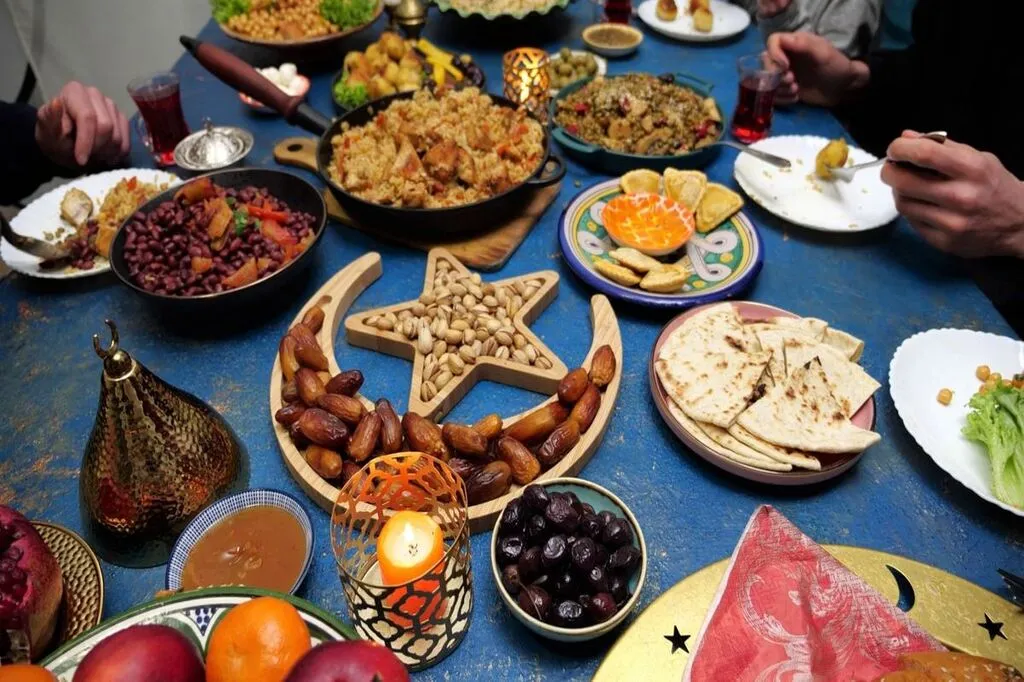 ঈদের আগে শেষ মুহূর্তে ঘর সাজানোর কিছু টিপস 7 A table set for lunch as a part