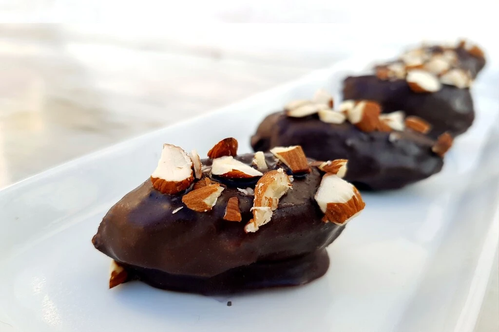 ইফতারের টেবিলে থাকুক চকলেটে ডুবানো খেজুর 7 almond medula dates