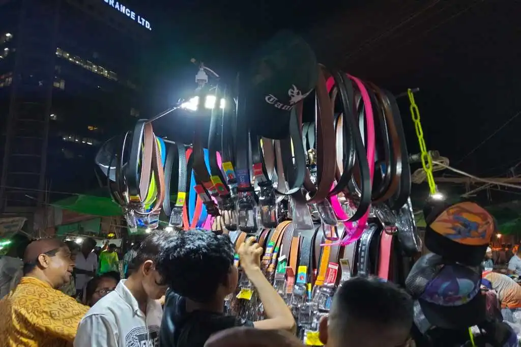 সন্ধ্যার কারওয়ান বাজারে জমে উঠে ঈদের কেনাকাটা 8 belt