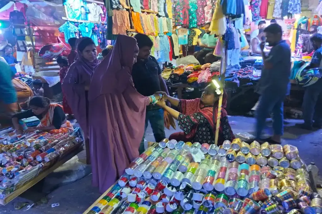 সন্ধ্যার কারওয়ান বাজারে জমে উঠে ঈদের কেনাকাটা 11 bracelet