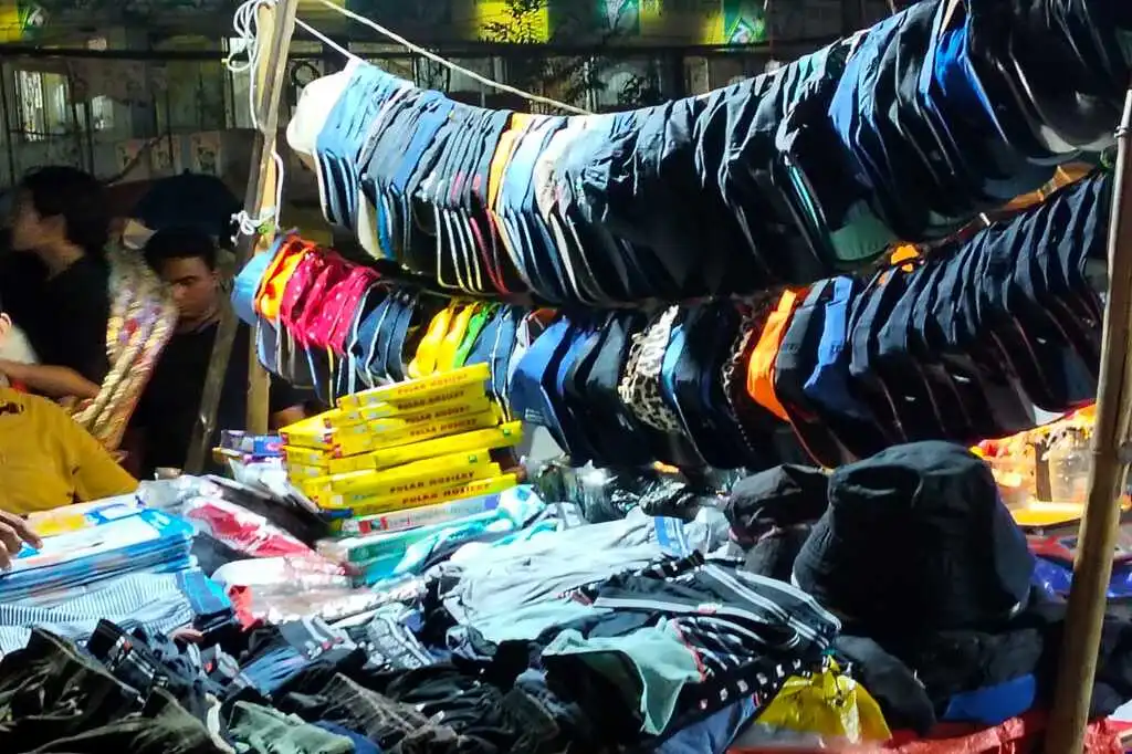 সন্ধ্যার কারওয়ান বাজারে জমে উঠে ঈদের কেনাকাটা 7 pant