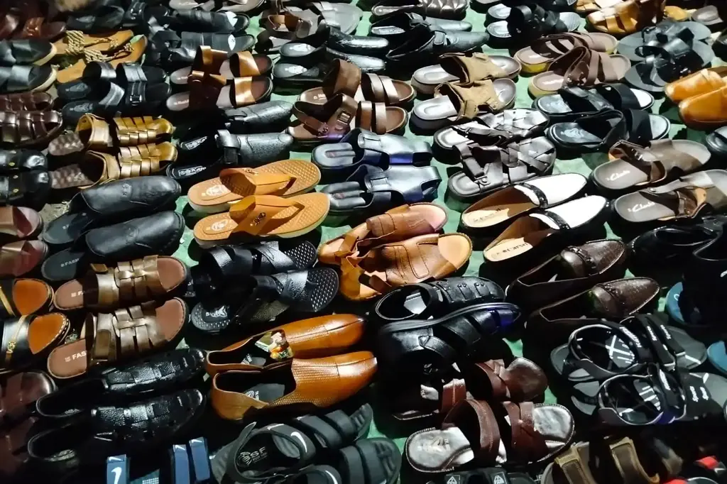 সন্ধ্যার কারওয়ান বাজারে জমে উঠে ঈদের কেনাকাটা 9 shoe1