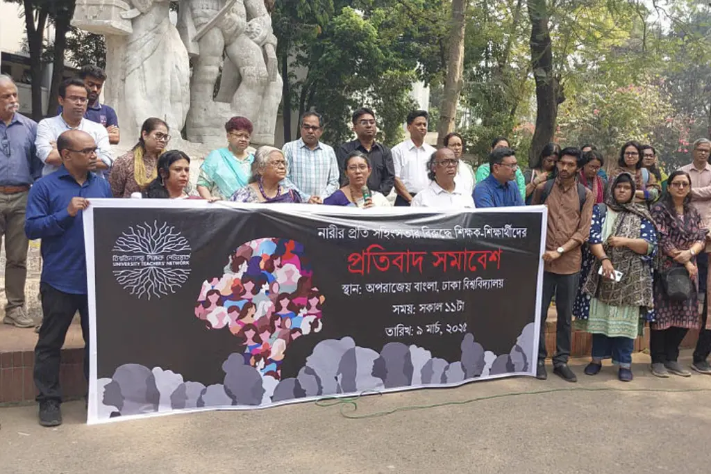 ধর্ষণ-সহিংসতার বিরুদ্ধে ঢাবি শিক্ষক-শিক্ষার্থীদের সমাবেশ 6 অপরাজেয় বাংলা