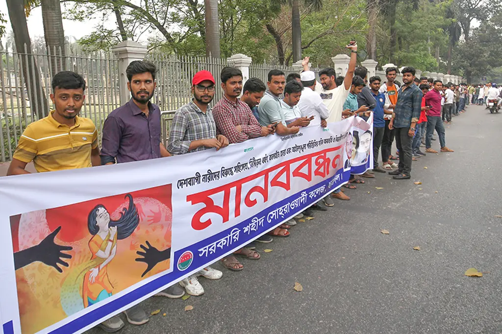 ধর্ষকের শাস্তি দাবিতে সোচ্চার ঢাকা বিশ্ববিদ্যালয় 8 ঈদ গাওয়ের সামনে