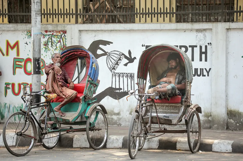 মৃদু তাপদাহে পানিতে নেমে শিশুদের দাপাদাপি 7 খরা