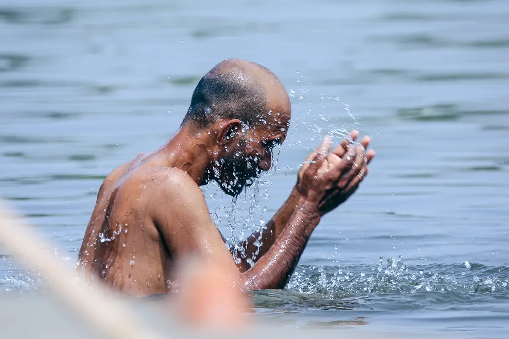 মৃদু তাপদাহে পানিতে নেমে শিশুদের দাপাদাপি 8 গরম