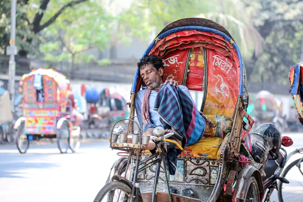 মৃদু তাপদাহে পানিতে নেমে শিশুদের দাপাদাপি 9 চৈত্র