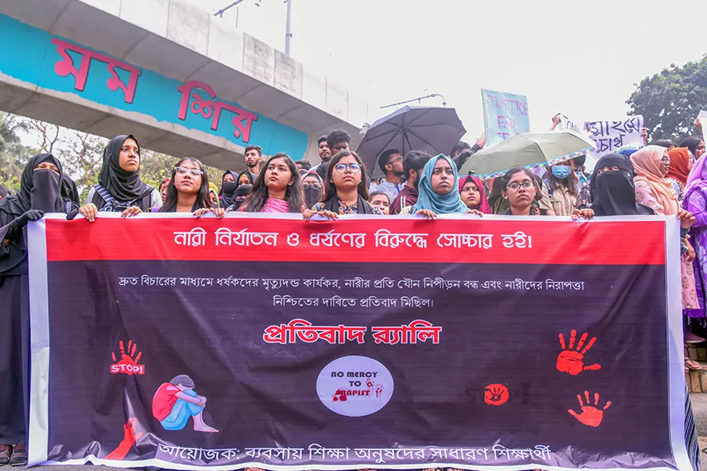 ধর্ষকের শাস্তি দাবিতে সোচ্চার ঢাকা বিশ্ববিদ্যালয় 9 ঢাবি 1