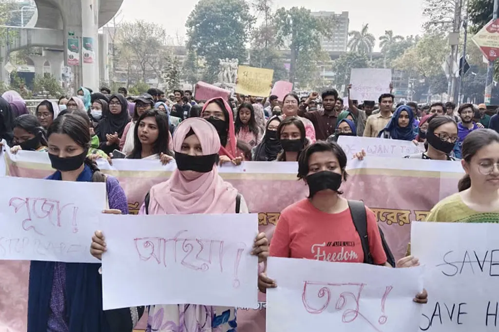 ধর্ষণ-সহিংসতার বিরুদ্ধে ঢাবি শিক্ষক-শিক্ষার্থীদের সমাবেশ 7 ধর্ষণবিরোধী বিক্ষোভ