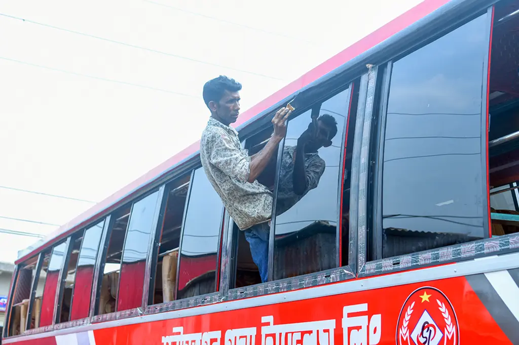ঈদ ঘিরে ঢাকার ফিটনেসবিহীন বাস সাজছে নতুন রূপে 9 বাস মেরামত