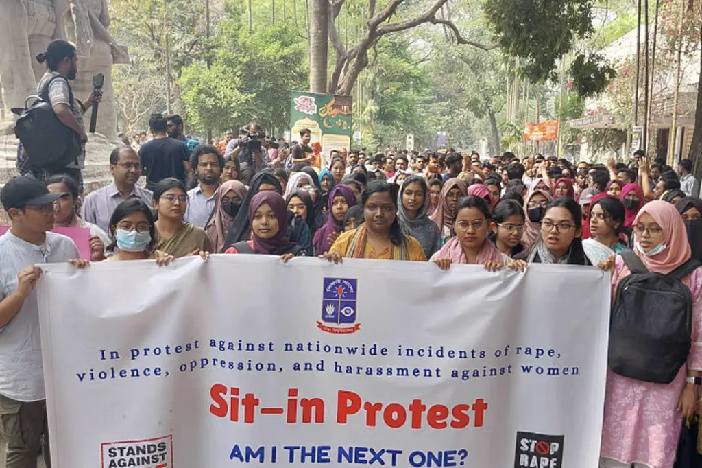ধর্ষণ-সহিংসতার বিরুদ্ধে ঢাবি শিক্ষক-শিক্ষার্থীদের সমাবেশ 8 বিশ্ববিদ্যালয়