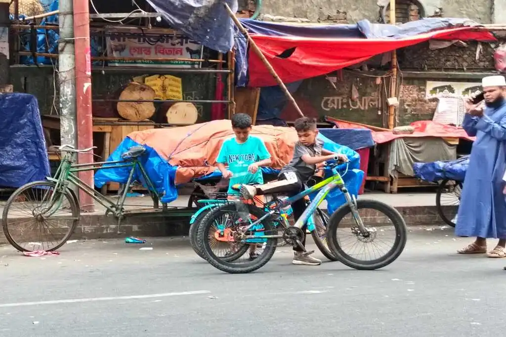রাজধানীর মোড়ে মোড়ে মানুষের জম্পেজ আড্ডা 9 bicyle