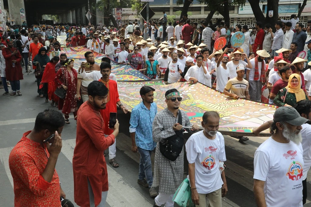 ছবিতে নববর্ষের আনন্দ শোভাযাত্রা 12 carry