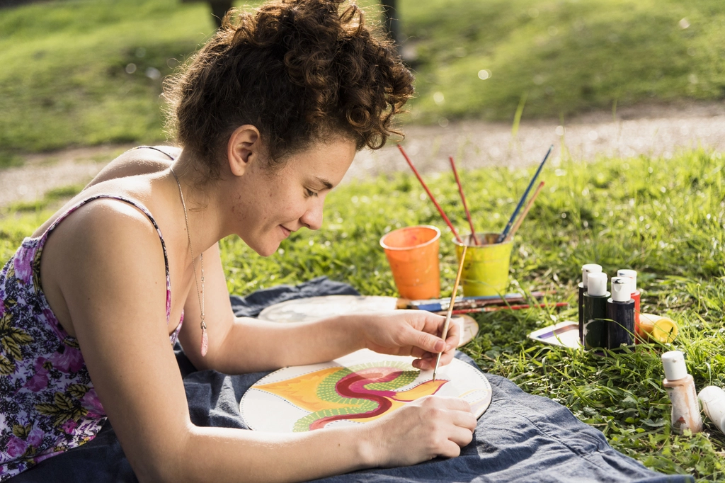 ধীরে বহমান জীবনের যত সুফল 9 girl painting canvas park