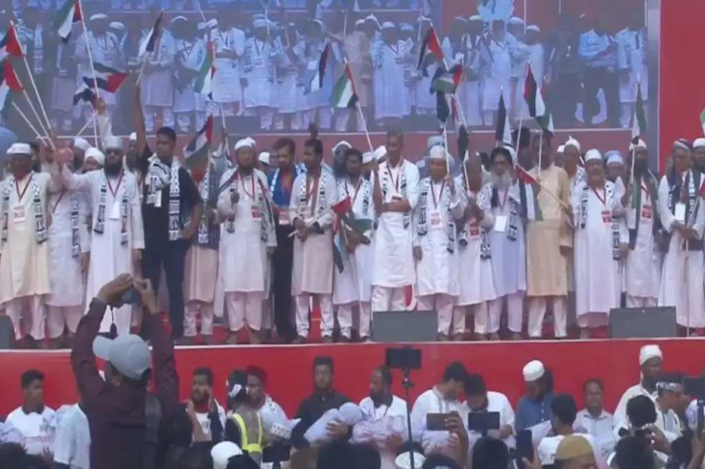 সোহরাওয়ার্দী উদ্যানে ‘মার্চ ফর গাজা’ সমাবেশে ঘোষণাপত্র পাঠ 6 maarc gaaja