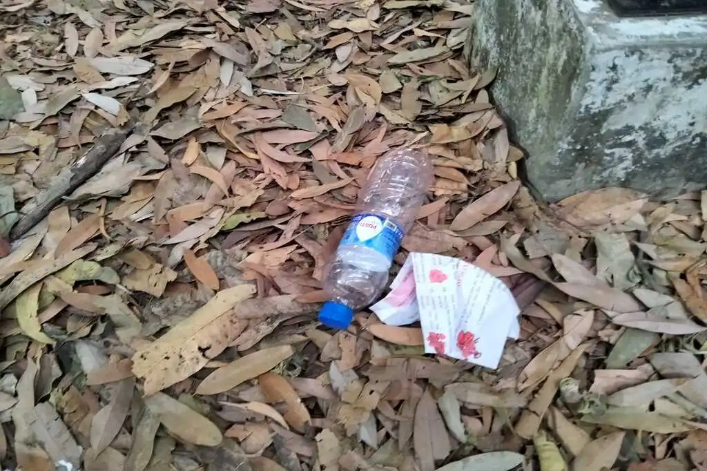 ফেলনা প্লাস্টিকের বোতল বেচে পেট চলে তাদের 7 plastic