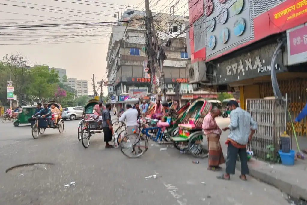 রাজধানীর মোড়ে মোড়ে মানুষের জম্পেজ আড্ডা 11 rickshawa