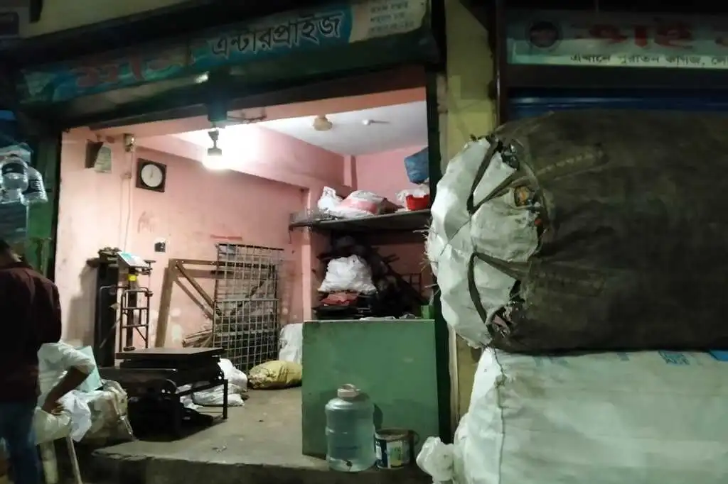 ফেলনা প্লাস্টিকের বোতল বেচে পেট চলে তাদের 9 shop