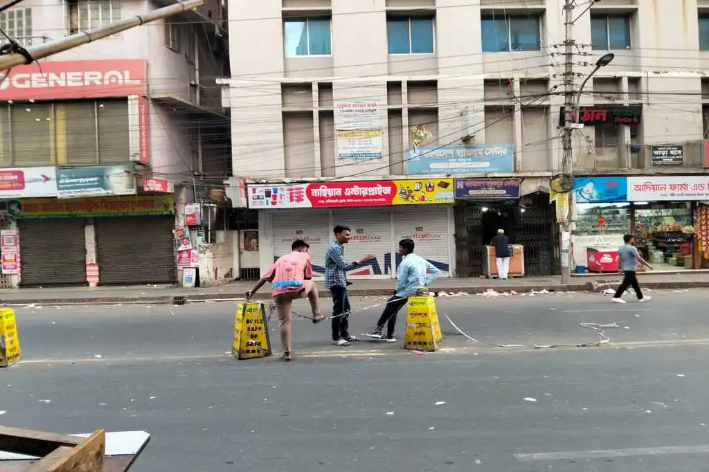 রাজধানীর মোড়ে মোড়ে মানুষের জম্পেজ আড্ডা 7 three
