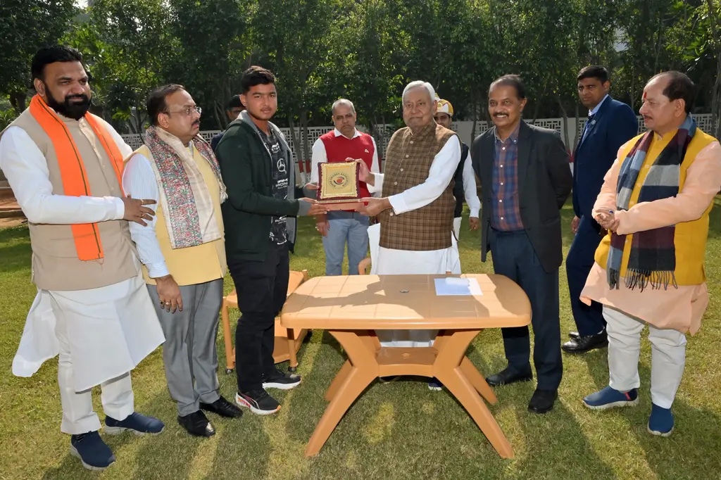 বৈভবকে ১০ লাখ রুপি দিলেন বিহারের মুখ্যমন্ত্রী 6 নীতিশ