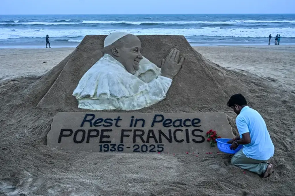 পোপ ফ্রান্সিসের মৃত্যুতে বাংলাদেশে ৩ দিনের রাষ্ট্রীয় শোক 6 পোপ 1