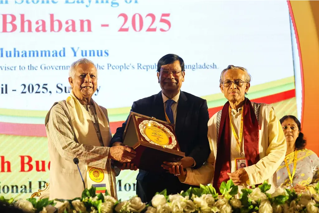 আমরা সবাই এক পরিবারের সদস্য: প্রধান উপদেষ্টা 7 বৌদ্ধ বিহারে ইউনূস