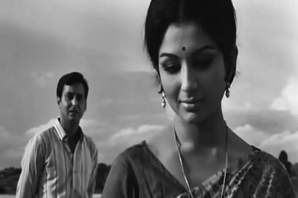 কান চলচ্চিত্র উৎসবে সত্যজিৎ রায়ের 'অরণ্যের দিনরাত্রি' 6 aranyer din ratri sharmila tagor
