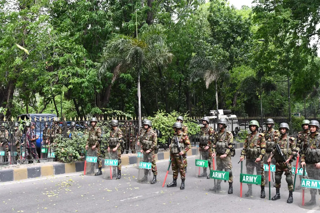 জবি শিক্ষার্থীদের লংমার্চে লাঠিচার্জ-টিয়ারশেল, আহত অর্ধশত 7 army