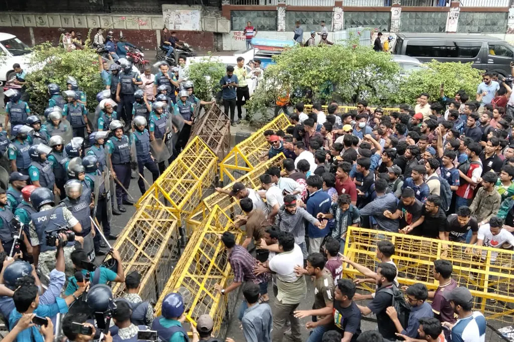 জবি শিক্ষার্থীদের লংমার্চে লাঠিচার্জ-টিয়ারশেল, আহত অর্ধশত 6 student police