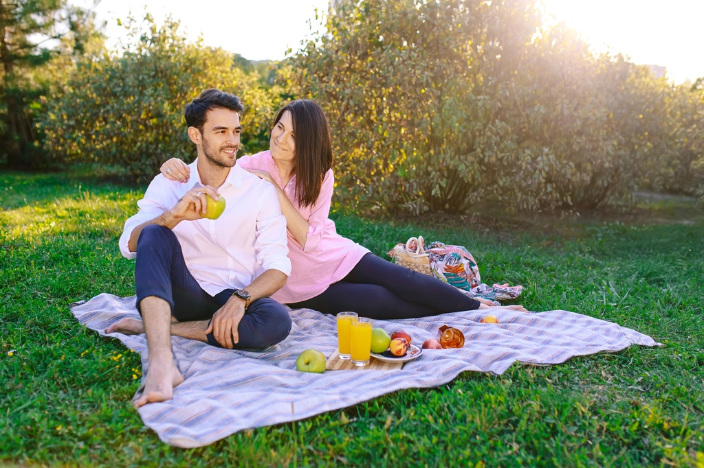 দাম্পত্য সম্পর্ক সতেজ রাখার ২-২-২ সূত্র 7 young couple park outdoors havin