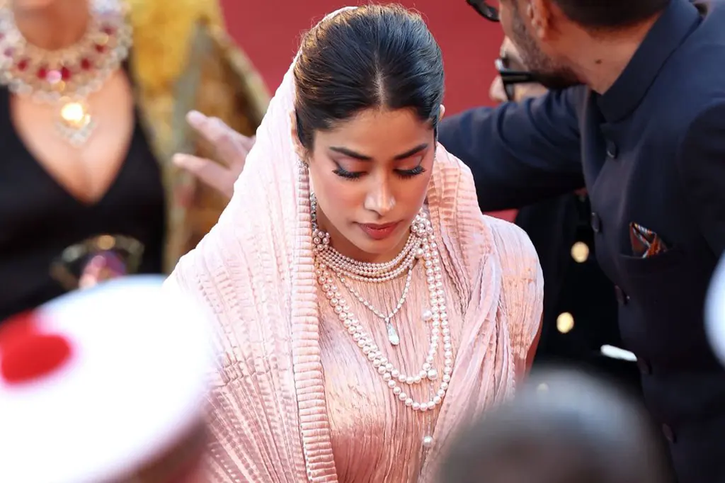 প্রথমবার কানে দ্যুতি ছড়ালেন জাহ্নবী কাপুর 6 জাহ্নবী কাপুর
