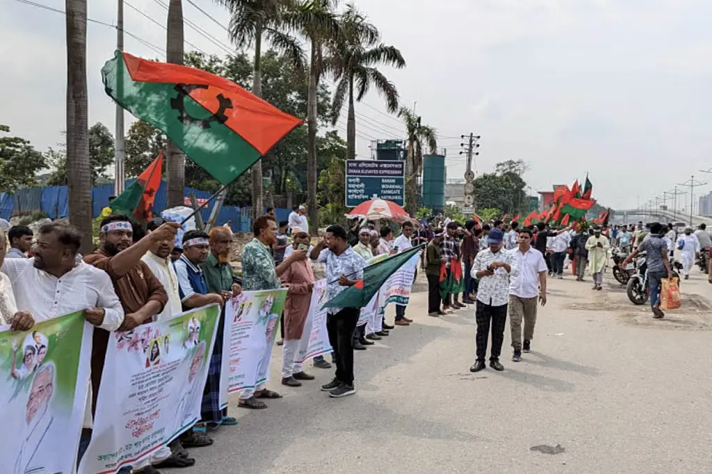 নেতাকর্মীদের ভালোবাসায় সিক্ত খালেদা জিয়া ফিরলেন ফিরোজায় 7 ঢল 1 1