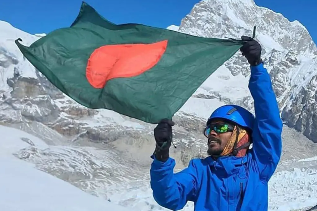 হাজারো আবেগ, ত্যাগ, সংগ্রাম আর স্বপ্নের প্রতিনিধি পর্বতারোহী শাকিল 6 পতাকা