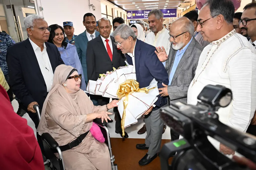 নেতাকর্মীদের ভালোবাসায় সিক্ত খালেদা জিয়া ফিরলেন ফিরোজায় 6 বরণ