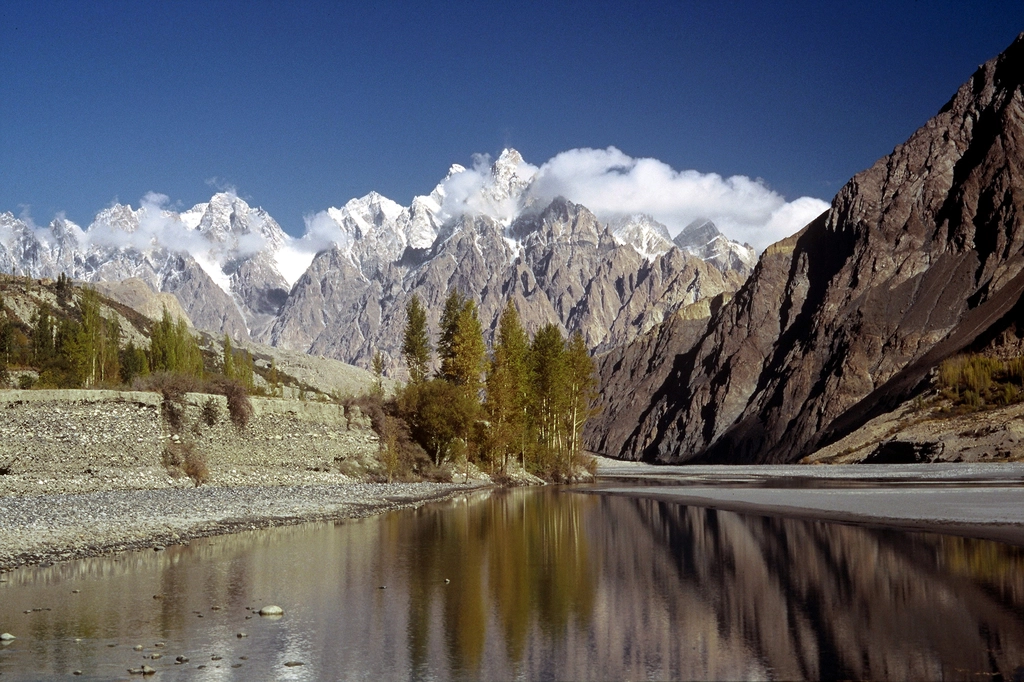 হুঞ্জা উপত্যকার মানুষ কীভাবে শত বছর বাঁচে? 7 Hunza River near Gulmit Hunza