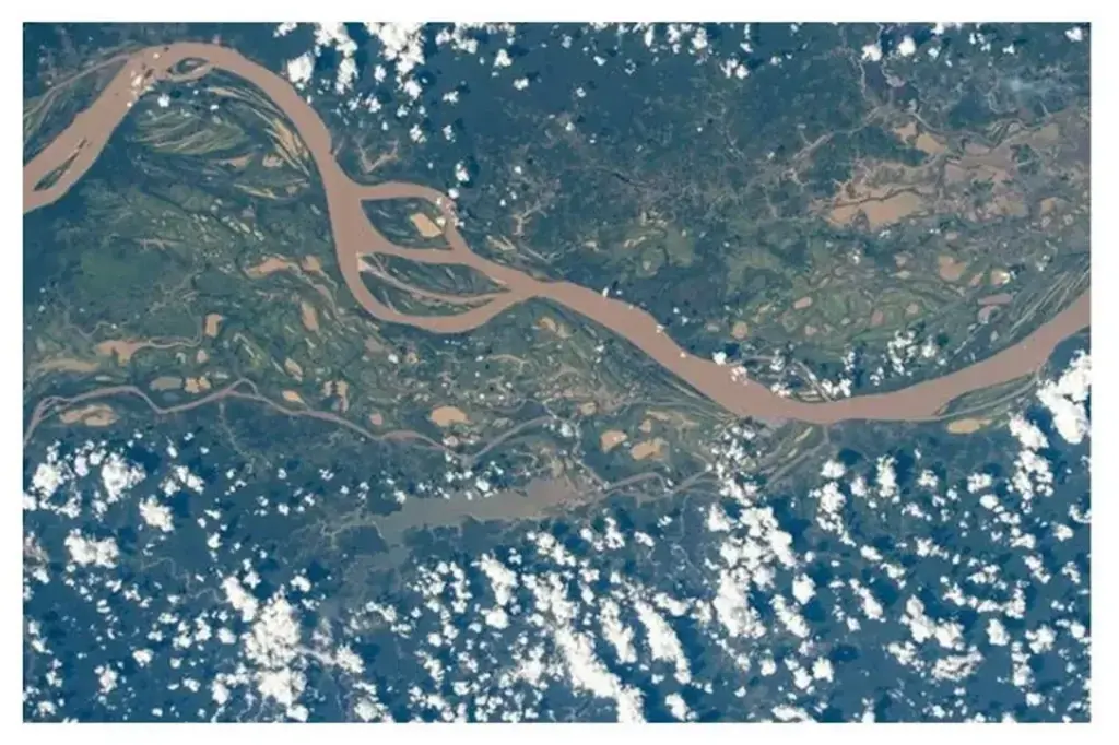 মহাকাশ থেকে দৃশ্যমান পৃথিবীর স্থানসমূহ 11 river 1
