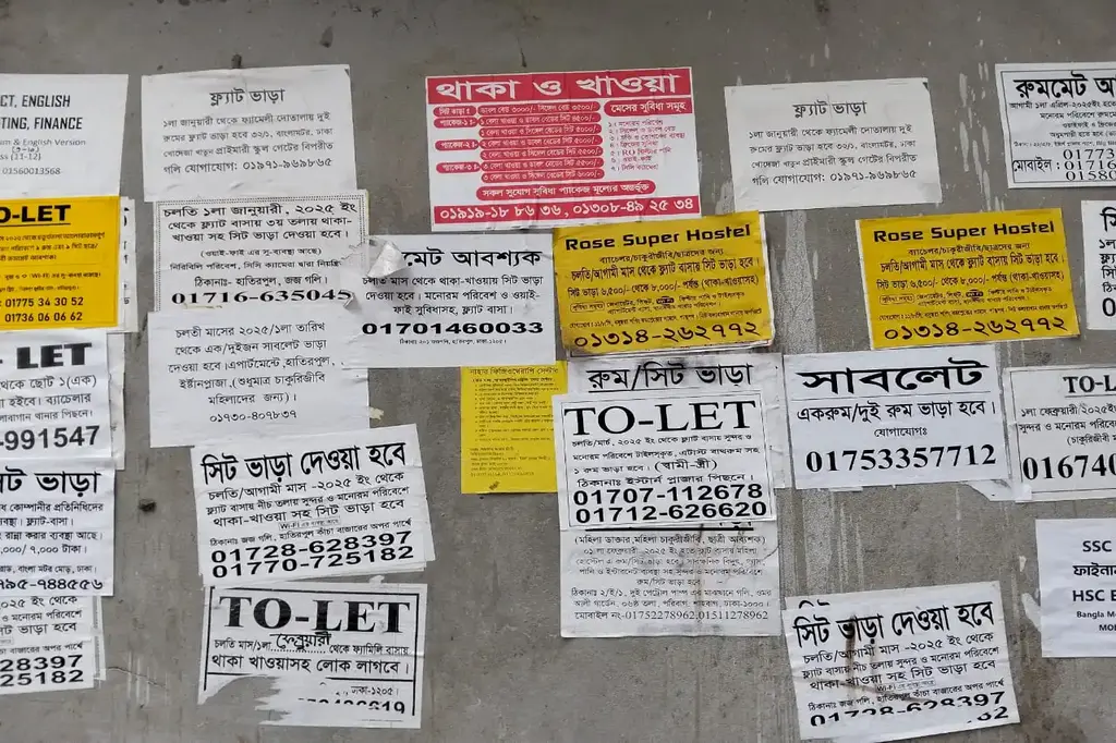 কাগজের বিজ্ঞাপনে ঠাসা দেওয়াল 7 wall3